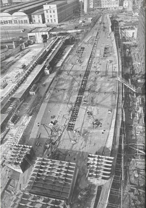 p. 16 (quarta di copertina), lo scafo della turbonave "Leonardo Da Vinci" in costruzione al Cantiere navale di Sestri Ponente